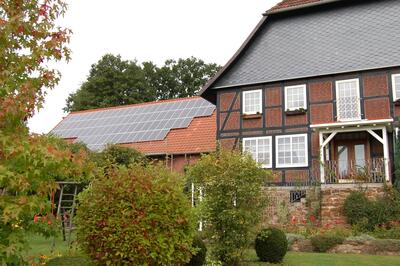 Bild vergrern: zu sehen ist ein Bauernhaus und ein Scheunendach mit Solarmodulen