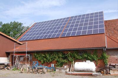 Solarkollektoren auf Scheunendach